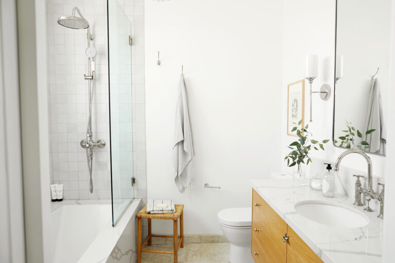 14 Efficient Solutions to Design a Windowless Bathroom